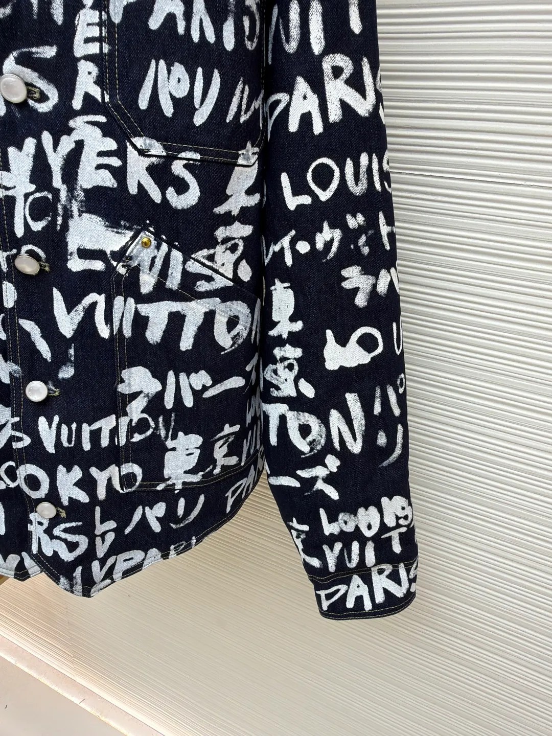 LOUIS VUITTON Tokyo-limited graffiti denim jacket ●Original version: 29999 purchase and development ●Item number: 1680939-C30 ●Fabric: denim fabric ●Technology: washed production ●Version: fitted version ●Weight: about 1180 grams ●Size: 46-48-50-52 ●Description: LV Scribble The print shows the encounter between traditional Japanese calligraphy and Western street art, using a "hand-drawn" style to express the brand logo, Paris and Tokyo. The casual design has an urban feel and can be paired with the matching jacket to complete the show. The overall wiring is straight and delicate, the fabric is comfortable and soft, and the color is consistent without color difference. It can be matched with the same style to create a fashionable look and control various occasions. Customized accessories, complete with three standards, same style for men and women!